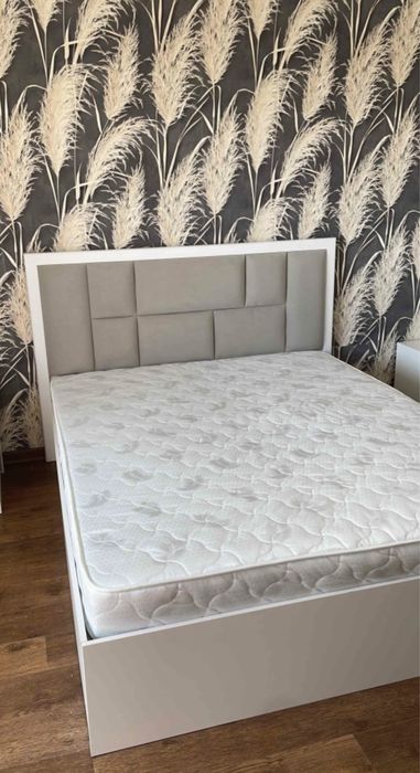 Двухспальная кровать вместе с матрасом