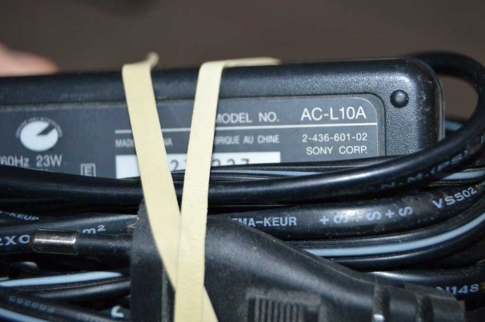 Incarcator pentru camere video Sony model AC-L10A si AC-L10B