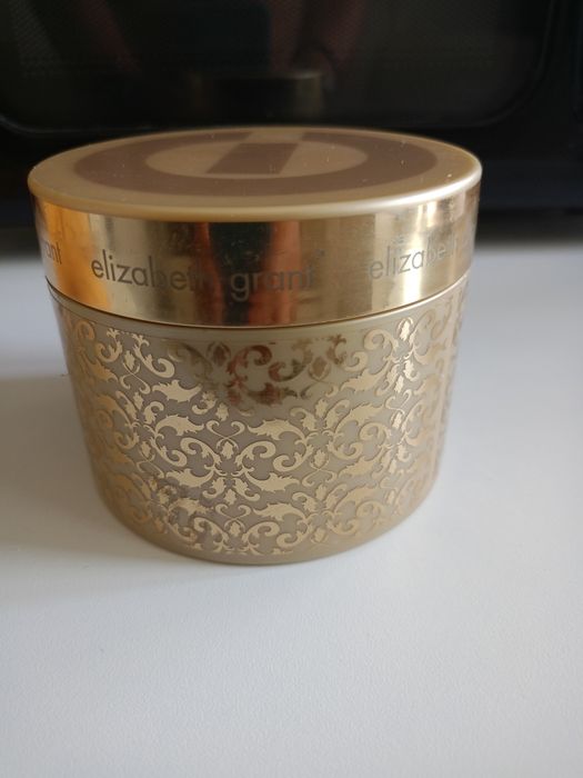 Vând crema de corp de lux, produs de calitate superioara.