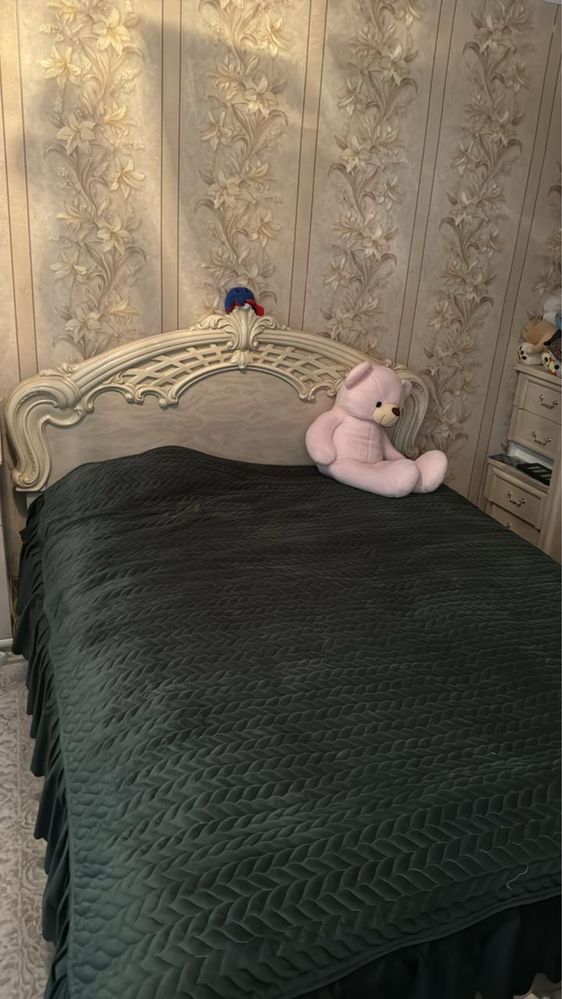 Двух спальная кровать с матрасом
