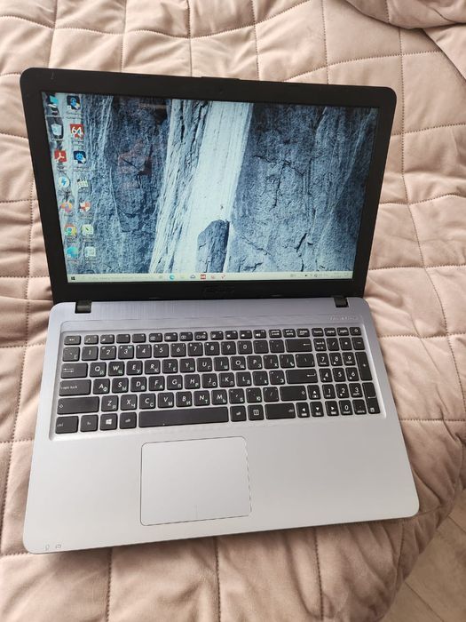 Продам шустрый ноутбук Asus сумка мышка в комплекте