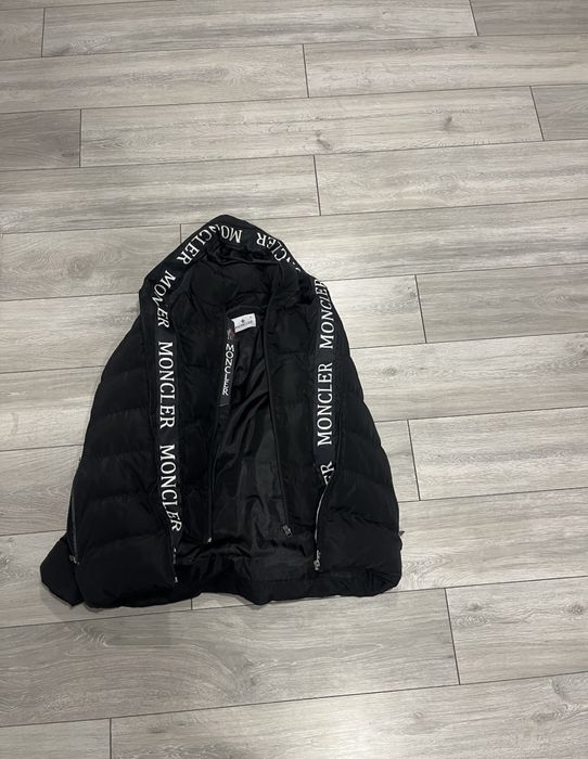 Яке Moncler – качествено, удобно, като ново