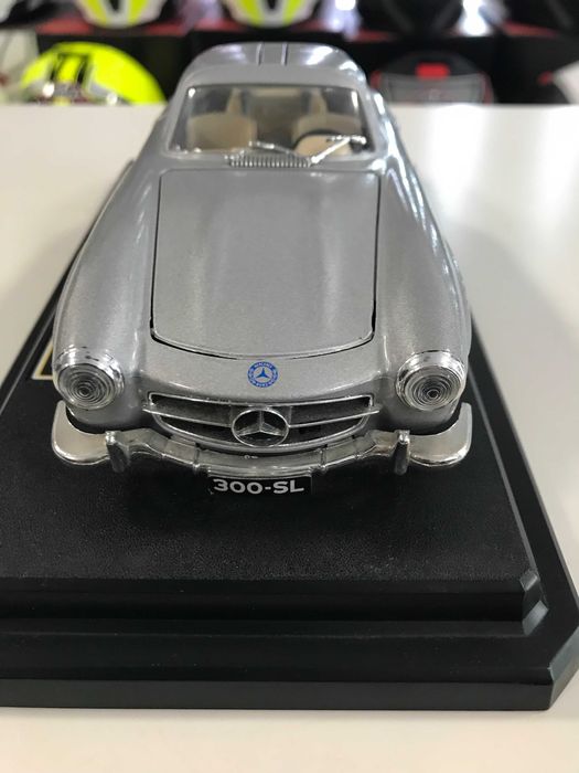 BURRAGO  нова метална колекционерска количка MERCEDES 300SL 1:24