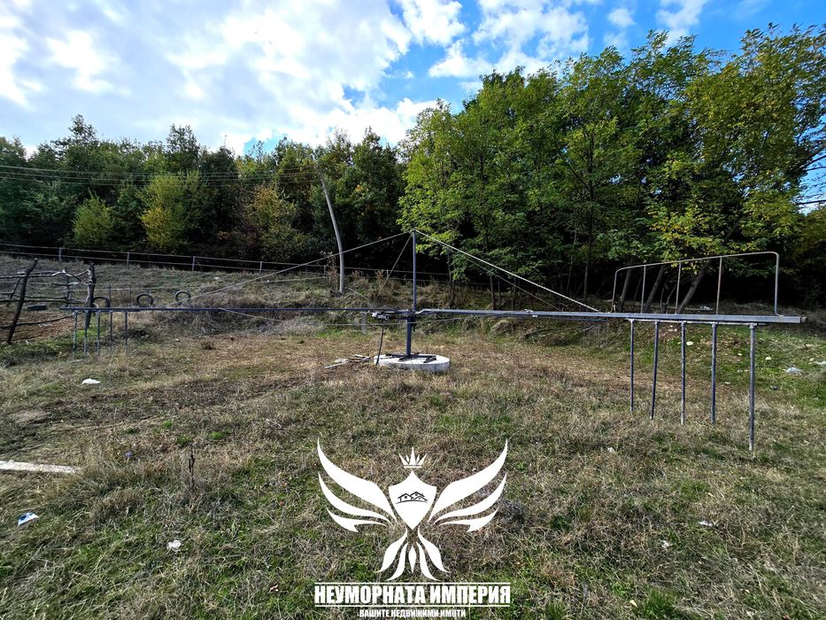 Продавам обор, краварник, склад 1303кв.м. и земя 24727кв. с.Долнослав