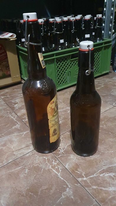 Бутылки с  бугельной пробкой.
