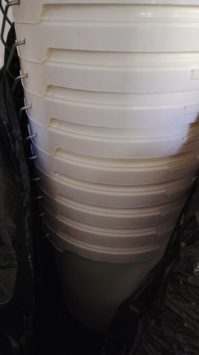 Ведра пластиковые, пищевые 20 литровые.