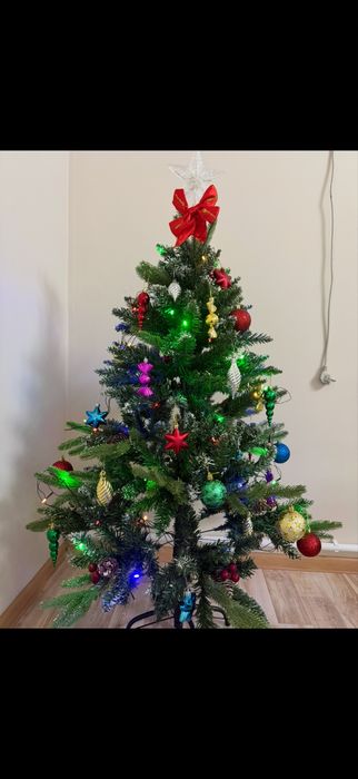 Елка сатылады. Продается ёлка.