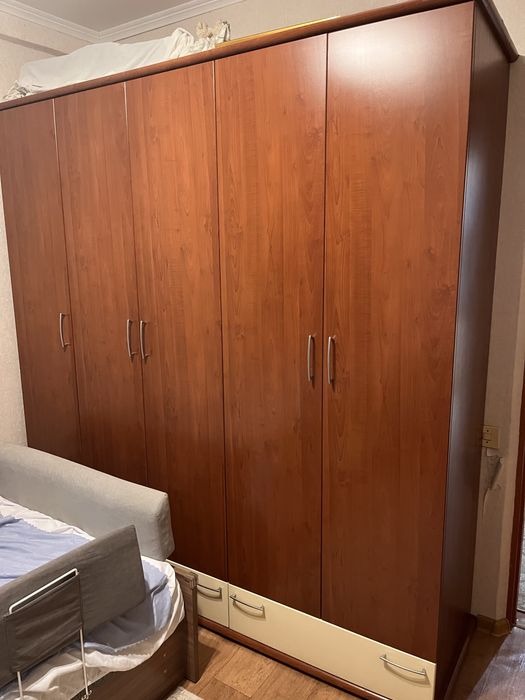 Шкаф деревянный для спальни