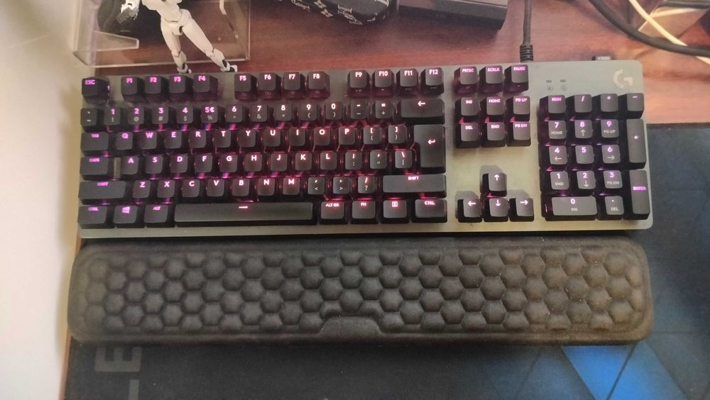 Tastatura gaming mecanica Logitech G512 cu palm rest