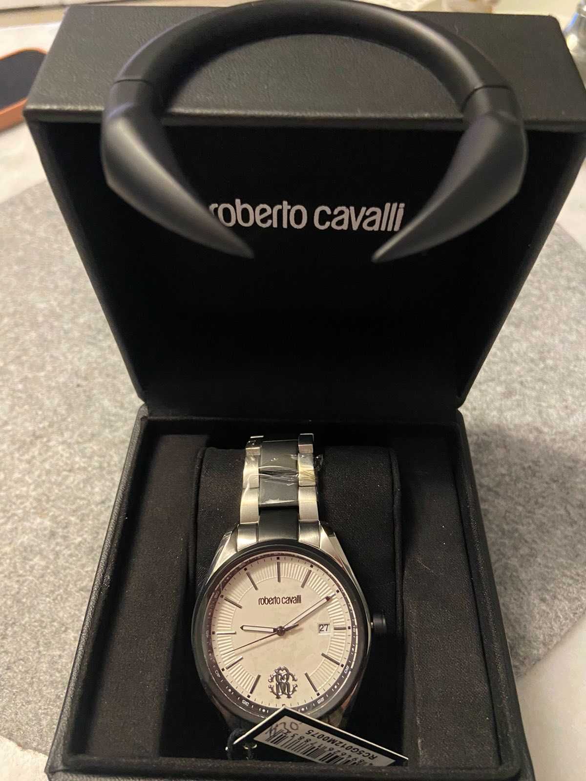 Продавам часовник Roberto Cavalli