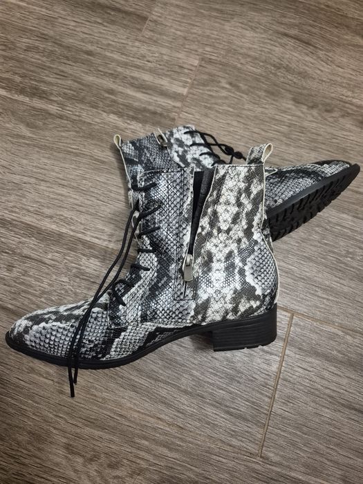 Чисто нови дамски боти