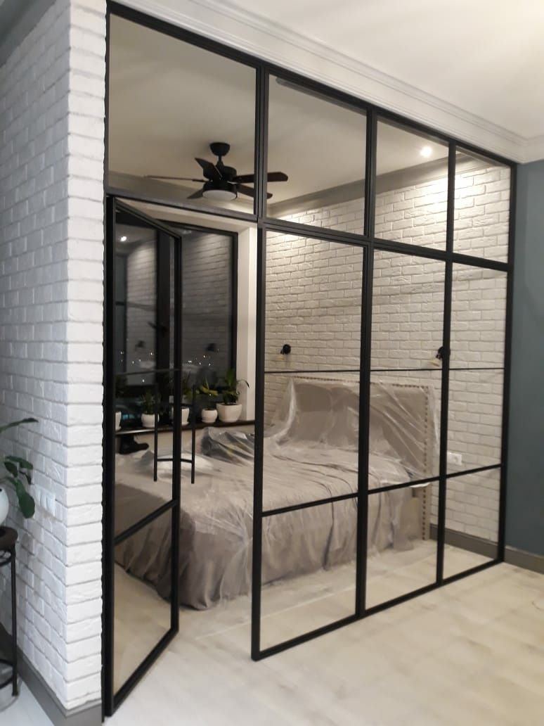 Metall va Koltirilgan Shisha Bilan Loft Devorlar: Zamonaviy Interyer