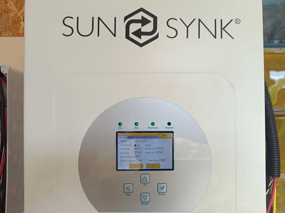 Продавам работещ Соларен Хибриден Инвертор SunSynk 5.5Kw в гаранция
