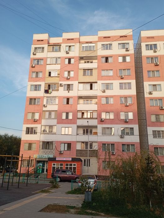 Продам 9 этажный дома магазином зередли 120тг