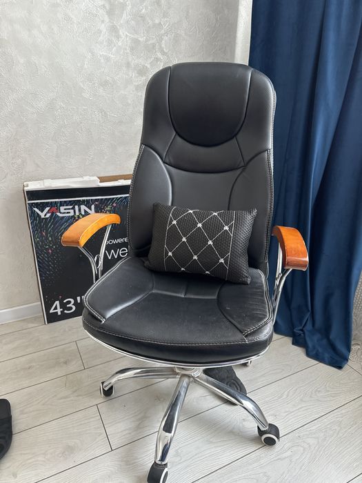 Продам кожанный кресло новый