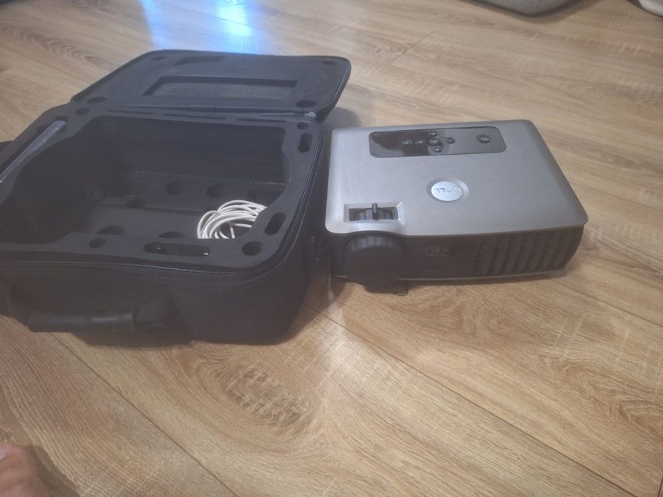 Vând video proiector Dell 2400