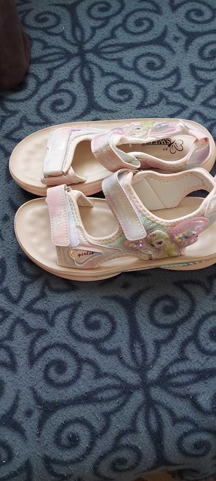 Продам детские сандали новые