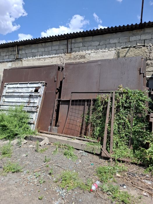 Продам ворота промышленные  с калиткой