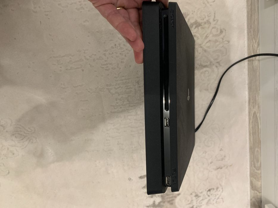 PS 4 Slim 1TB - Utilizat/ Stare impecabila