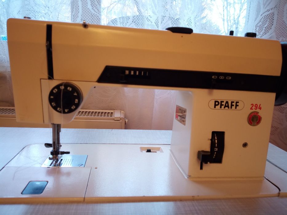 Vând mașină de cusut Pfaff 294 cu masă