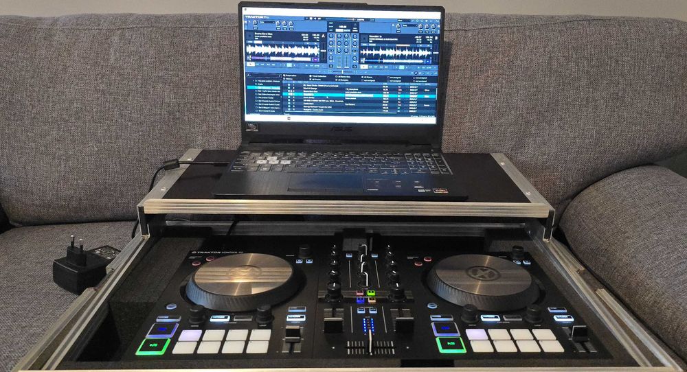 Native Instruments Traktor Kontrol S2 MK3 + POWER SUPPLY 40 W