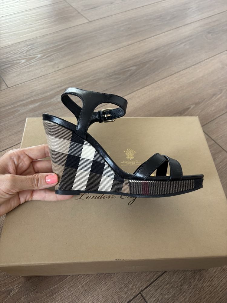 Сандали Burberry като нови