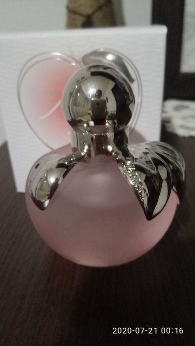 Дамски парфюми, нежни аромати.