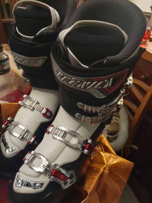 Vând echipament complet de ski, folosit odata