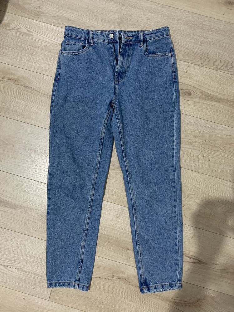Blugi mom fit.