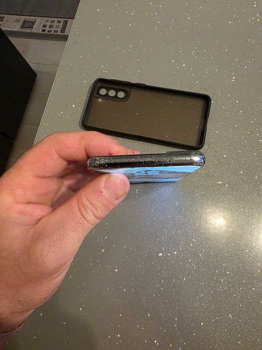 Vând 2 telefoane Samsung s21 5g de 128gb si 8 g ram.
