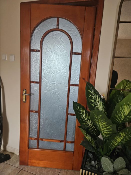 4 usi din lemn masic in stare foarte bună