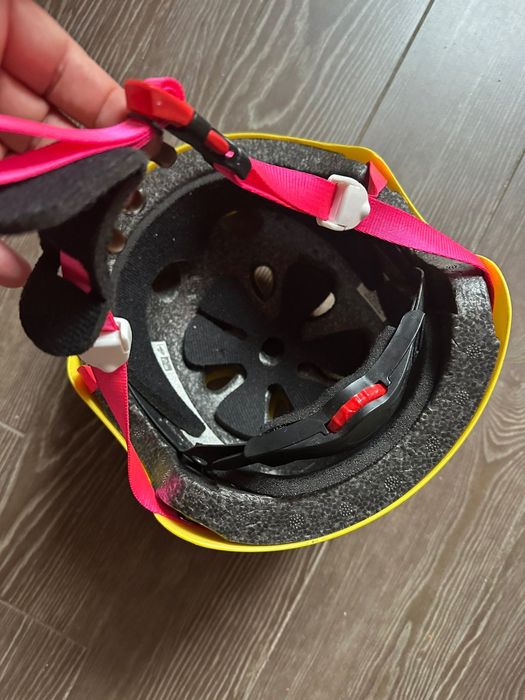 Продавам нова детска каска размер 54-58 на Disney, регулируема, жълта