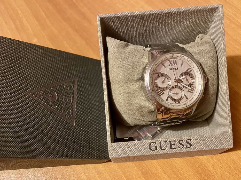 Ceas guess, stare foarte buna, culoare argintiu, trimit si prin posta