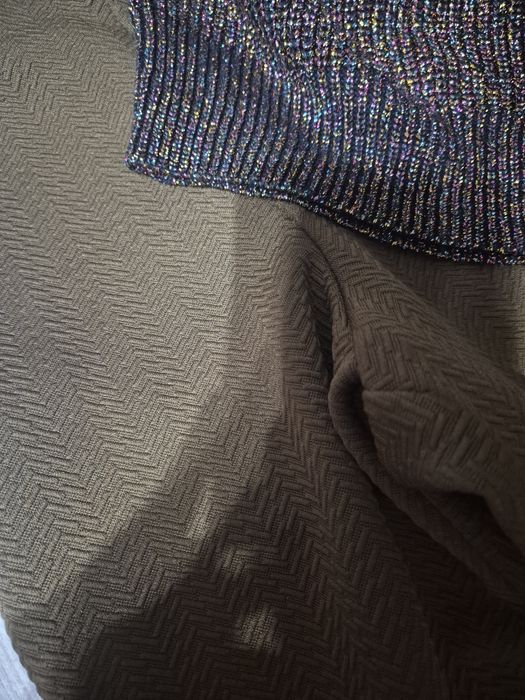 Пуловер с метални нишки и плътен клин
