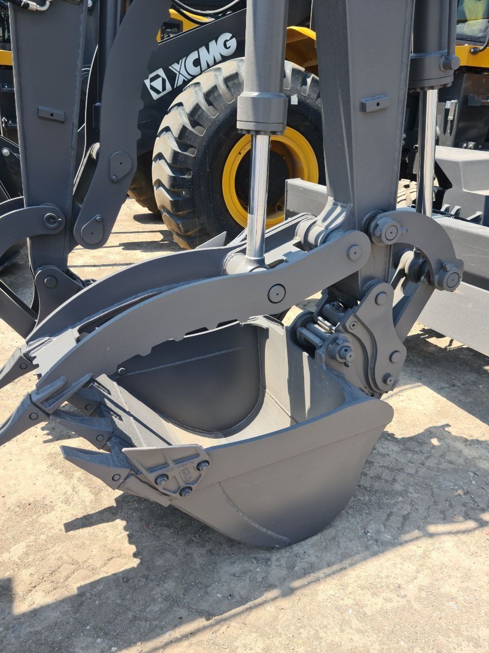 Экскаватор 80талик Гидромолотом