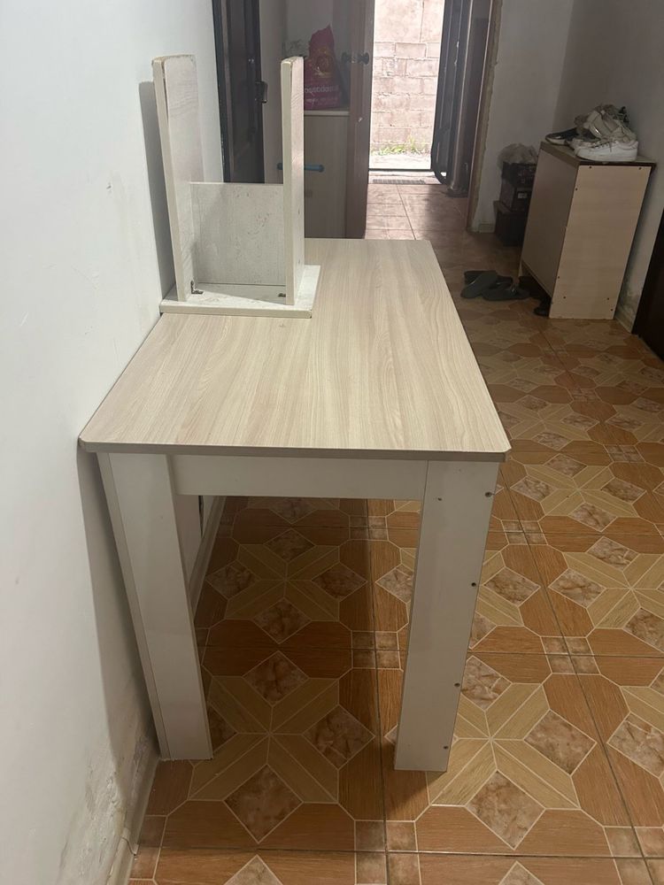 Продам стол со стульями 4шт