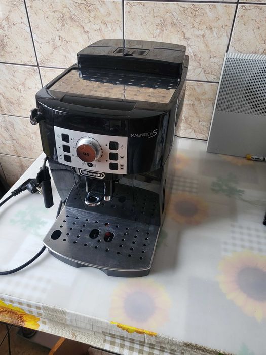 Vând espressor Delonghi Magnifica S