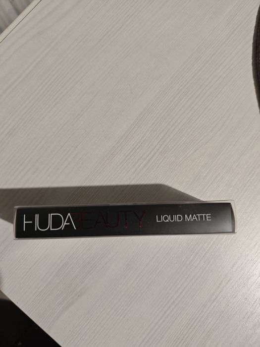 Huda Beauty течно матово червило