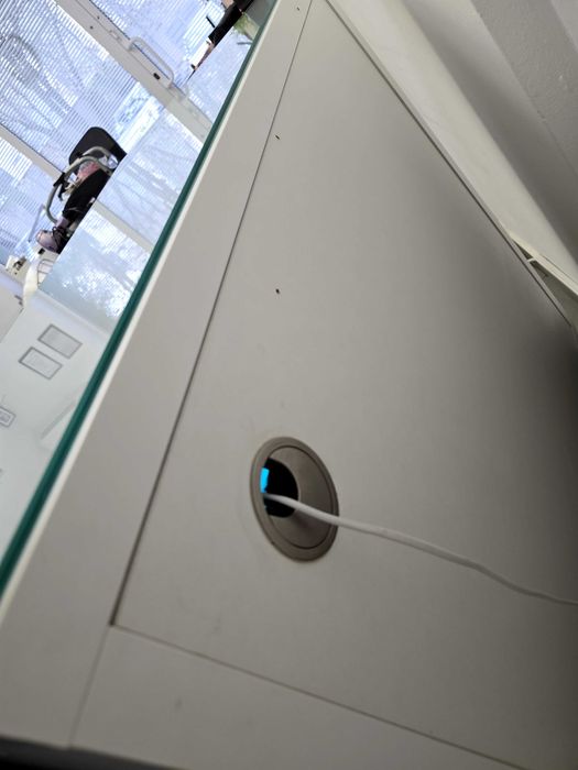 Професионален шкаф за педикюр / козметичен салон – удобен и стабилен