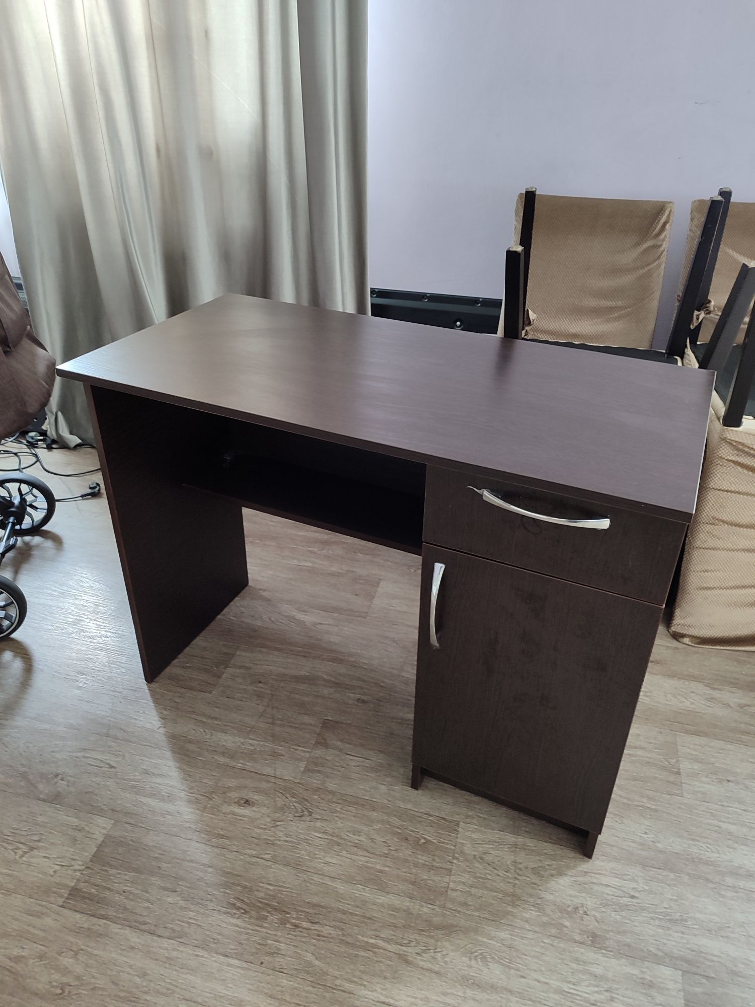 Продам парту письменный стол почти новый