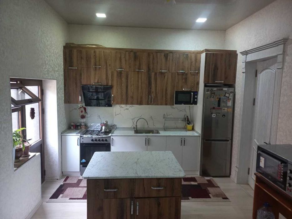 Срочно продается дом 8 комнат,2,5 сотки,метро Хонабод.