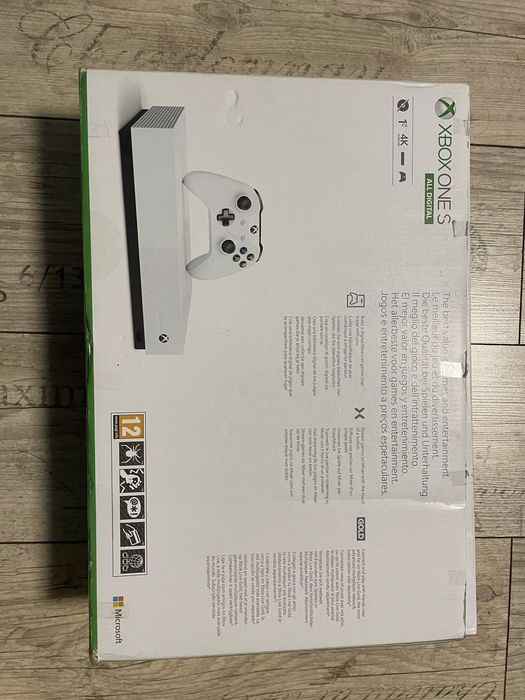Конзола Xbox One S 1 TB +слушалки Logitech,зарядна станция и контролер