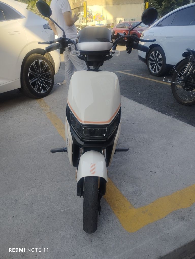 Skuter Bodo sotiladi. Mator 500v. Yurishi 55-60 km. Tezligi 40 km/soat