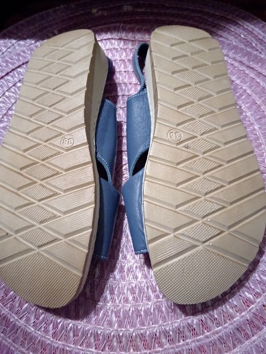 Нови сини летни сандали номер 38. Цена 20лв.