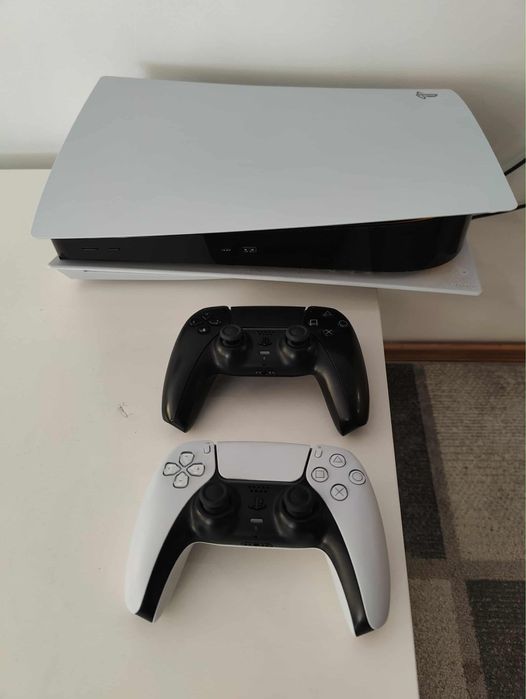 Playstation 5 и два джойстика и телевизор