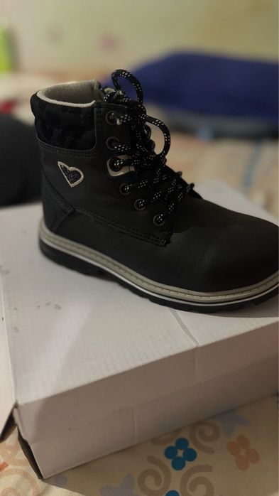 Продам детские ботинки