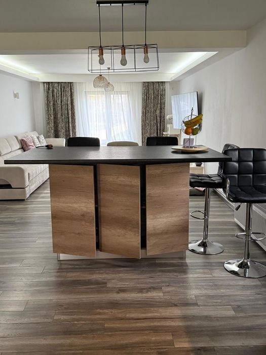 Insula bucătărie + 7 scaune de bar