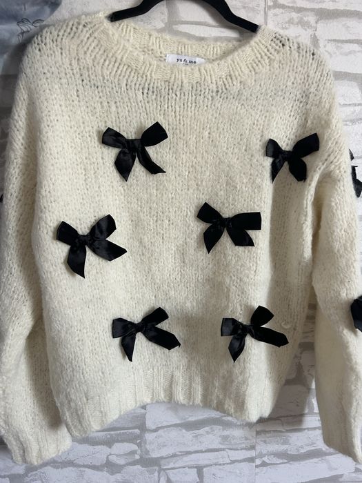 Пуловер с панделки