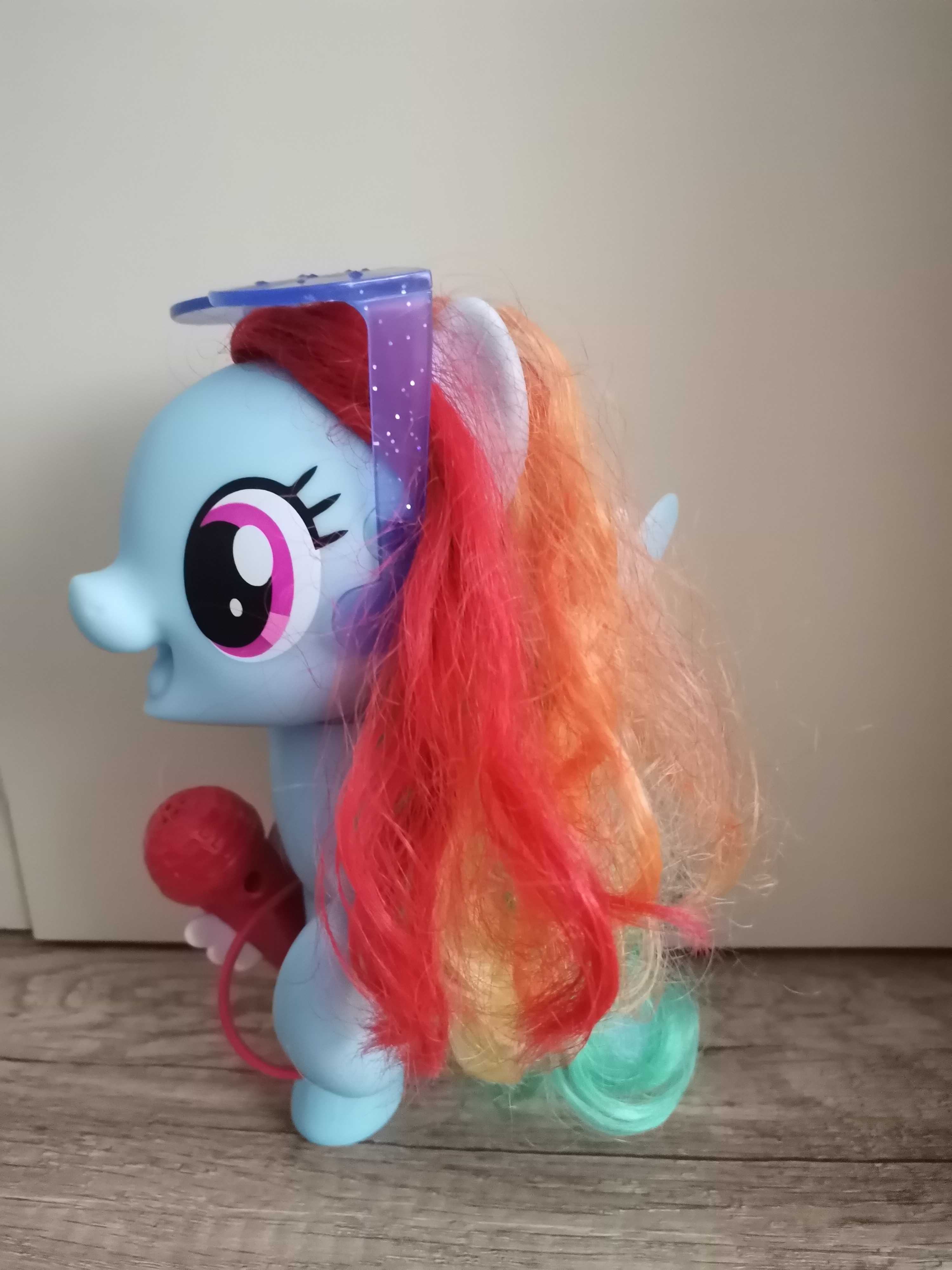 Rainbow Dash care cântă