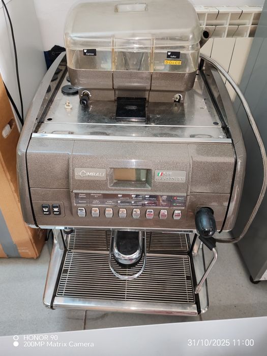 Expresor de cafea super-automată La Cimbali S39 Barsystem. 
.. 
Espre
